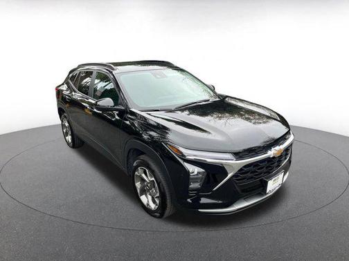 Mosaic Black Metallic 2025 Chevrolet Trax LT