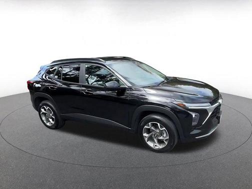Mosaic Black Metallic 2025 Chevrolet Trax LT