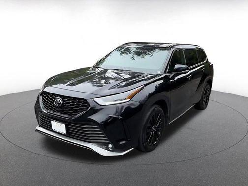 Midnight Black Metallic 2025 Toyota Highlander XSE