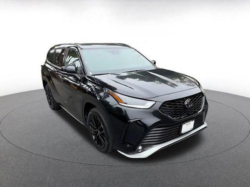 Midnight Black Metallic 2025 Toyota Highlander XSE