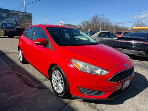 Red 2015 Ford Focus SE