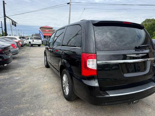 Brilliant Black Crystal Pearlcoat 2014 Chrysler Town & Country Touring-L