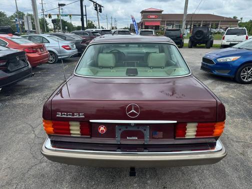 Burgundy 1991 Mercedes-Benz S-Class 300SE