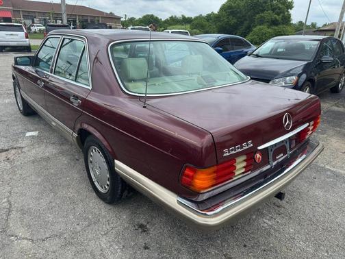 Burgundy 1991 Mercedes-Benz S-Class 300SE
