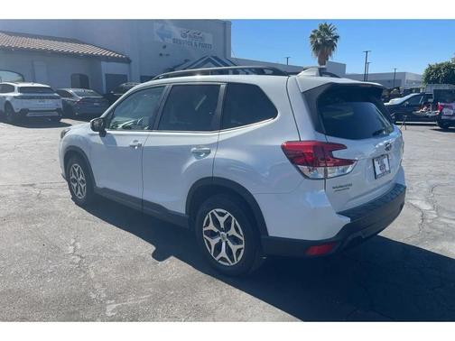 CRYSTAL WHITE PEARL 2022 Subaru Forester Premium