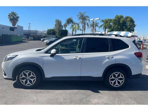 CRYSTAL WHITE PEARL 2022 Subaru Forester Premium
