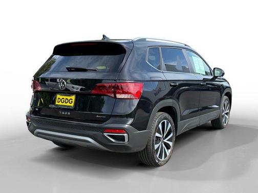 Deep Black Pearl Effect 2022 Volkswagen Taos 1.5T SE
