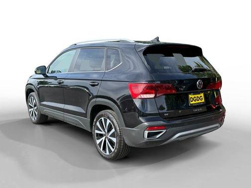 Deep Black Pearl Effect 2022 Volkswagen Taos 1.5T SE