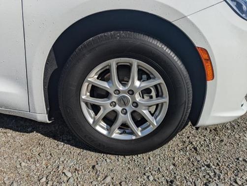 Photo 2 of 23 of 2021 Chrysler Pacifica Touring-L