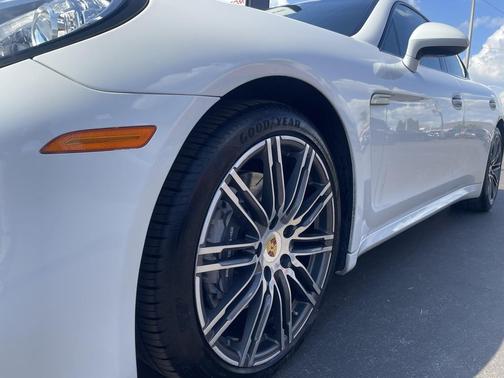 2016 Porsche Panamera 4