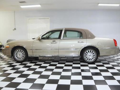 2004 Lincoln Town Car Signature