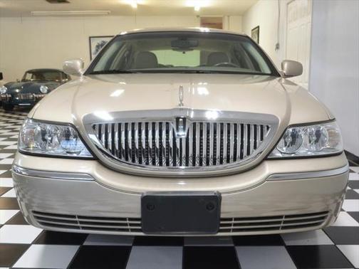 2004 Lincoln Town Car Signature