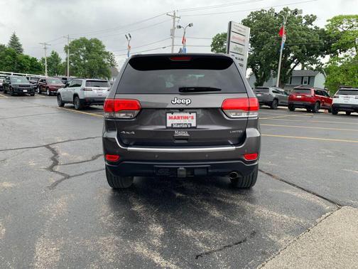 Granite Crystal Metallic Clearcoat 2017 Jeep Grand Cherokee Limited