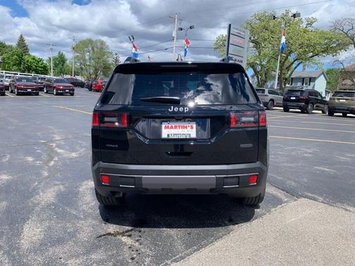 Diamond Black Crystal Pearlcoat 2026 Jeep Cherokee Overland