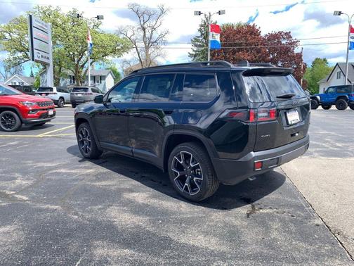 Diamond Black Crystal Pearlcoat 2026 Jeep Cherokee Overland