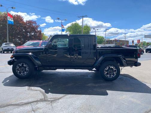 Black Clearcoat 2026 Jeep Gladiator Sahara 4x4