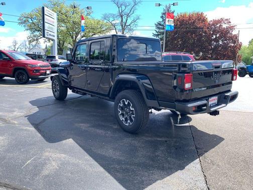 Black Clearcoat 2026 Jeep Gladiator Sahara 4x4