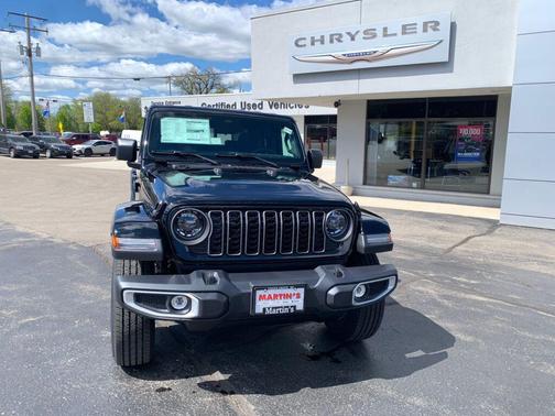 Black Clearcoat 2026 Jeep Gladiator Sahara 4x4