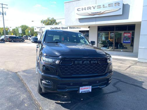 Diamond Black Crystal Pearlcoat 2026 RAM 1500 Big Horn/Lone Star