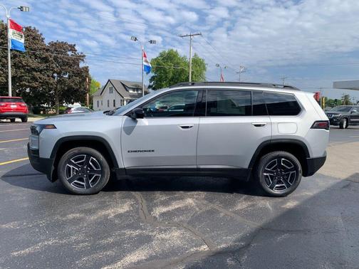 Silver Zynith Clearcoat 2026 Jeep Cherokee Laredo 4x4