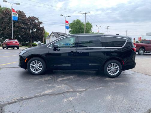 Diamond Black Crystal Pearlcoat 2027 Chrysler Pacifica L