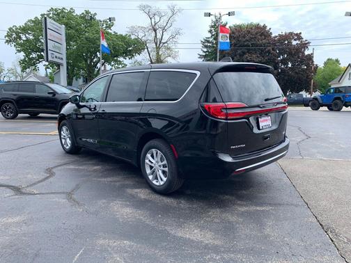 Diamond Black Crystal Pearlcoat 2027 Chrysler Pacifica L