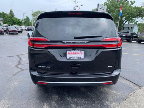 Diamond Black Crystal Pearlcoat 2027 Chrysler Pacifica L
