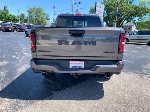 Granite Crystal Metallic Clearcoat 2026 RAM 1500 Big Horn/Lone Star