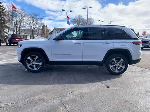 Bright White Clearcoat 2026 Jeep Grand Cherokee Limited