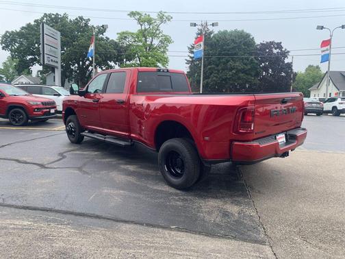 Molten Red Pearlcoat 2026 RAM 3500 Big Horn Crew Cab 4x4 8' Box
