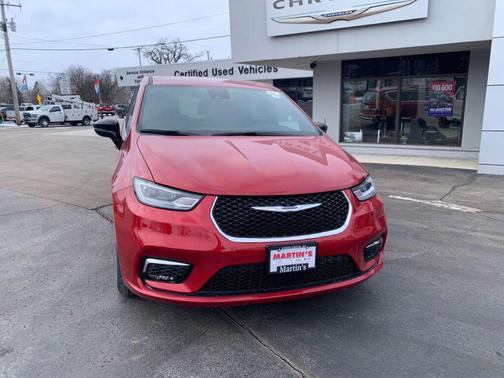 Red Hot Pearlcoat 2026 Chrysler Pacifica L