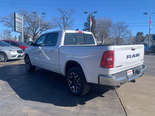 Ivory White Tri-Coat Pearlcoat 2026 RAM 1500 Laramie
