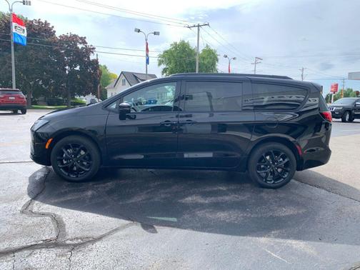 Diamond Black Crystal Pearlcoat 2027 Chrysler Pacifica Limited