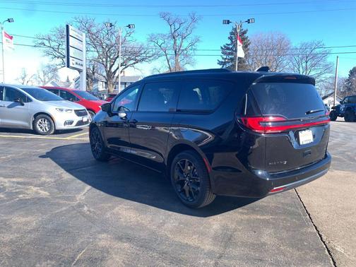 Diamond Black Crystal Pearlcoat 2026 Chrysler Pacifica L