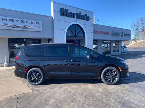 Diamond Black Crystal Pearlcoat 2026 Chrysler Pacifica L