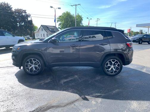 Diamond Black Crystal Pearlcoat 2024 Jeep Compass Limited