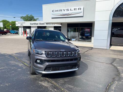 Diamond Black Crystal Pearlcoat 2024 Jeep Compass Limited