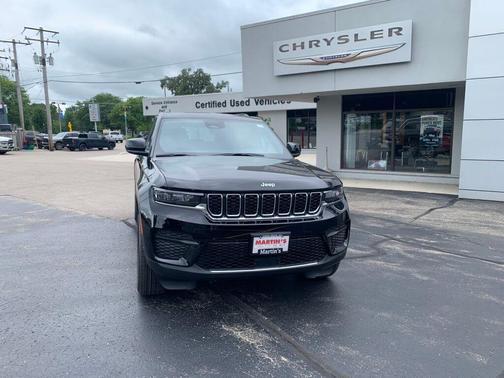High Gloss Black 2027 Jeep Grand Cherokee Laredo