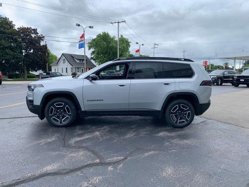 Silver Zynith Clearcoat 2026 Jeep Cherokee Laredo 4x4
