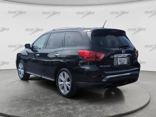 Black 2018 Nissan Pathfinder SL