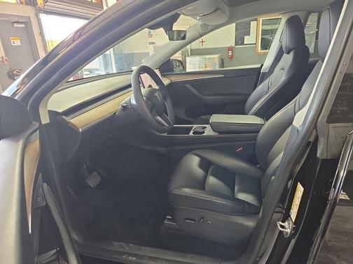 Black 2024 Tesla Model Y Base