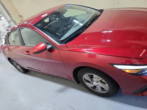 2024 Hyundai ELANTRA SE