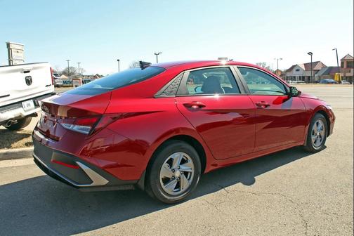 2024 Hyundai ELANTRA SE