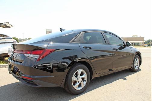 Black 2023 Hyundai ELANTRA SE