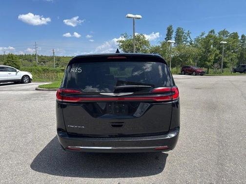 2023 Chrysler Pacifica Touring-L