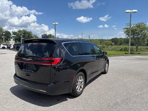 2023 Chrysler Pacifica Touring-L