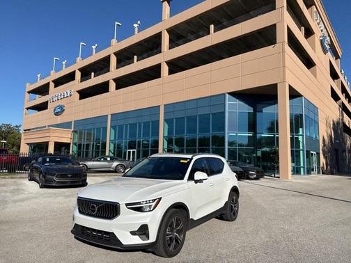 2023 Volvo XC40 B5 Plus Bright Theme