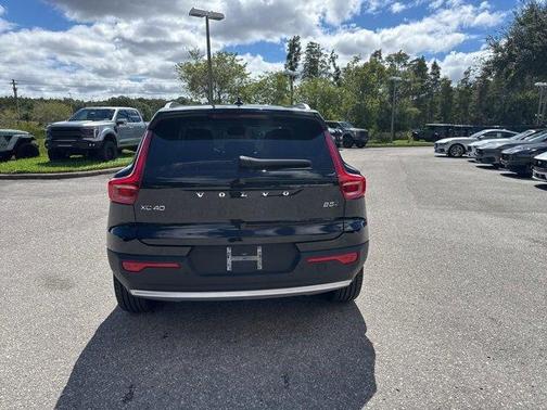 2025 Volvo XC40 B5 Core Bright Theme