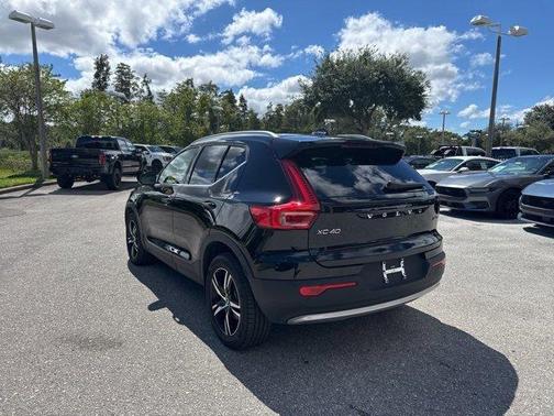 2025 Volvo XC40 B5 Core Bright Theme