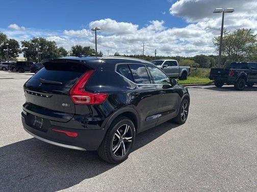 2025 Volvo XC40 B5 Core Bright Theme